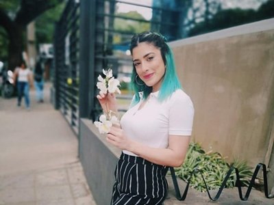 Kassandra mostró cómo hacer pipí parada