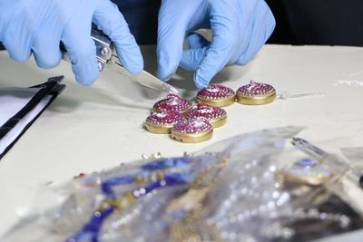 Encuentran cocaína en piezas de bisutería que se iba a enviar a Inglaterra - Nacionales - ABC Color