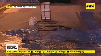 Cloaca abierta en plena calle - ABC Noticias - ABC Color