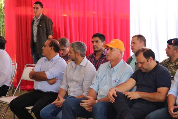 Gobierno firma contrato con el compromiso de concluir esperada obra en Arroyos y Esteros - .::RADIO NACIONAL::.