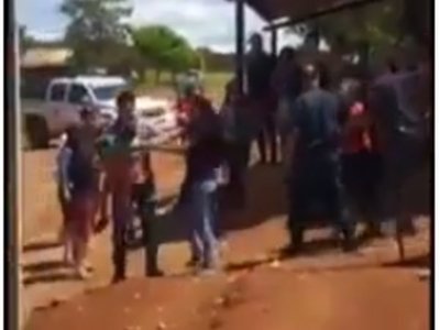 Tuvieron a los tirones a un niño tras orden de restitución