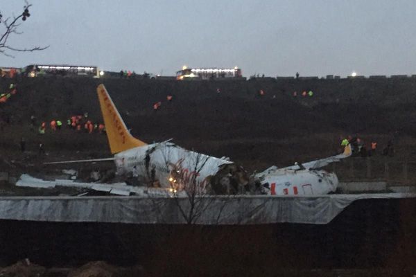 Un avión se sale de pista en Estambul al aterrizar y se parte en tres