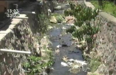 Arroyo convertido en criadero de mosquitos en el barrio Roberto L. Pettit - SNT