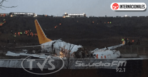 Un avión se sale de pista en Estambul al aterrizar y se parte en tres