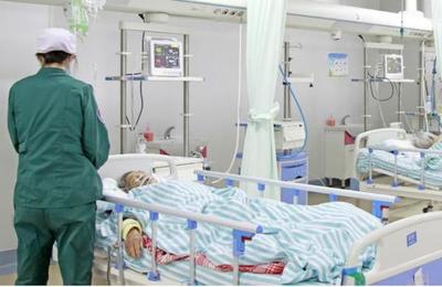 Pareja de ancianos infectados con coronavirus se despide desde la cama de un hospital - SNT