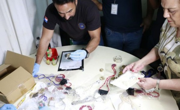 Incautan droga oculta en brazaletes, aros y otros elementos similares