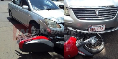 ACCIDENTE EN ENCARNACIÓN DEJA MOTOCICLISTA LESIONADA
