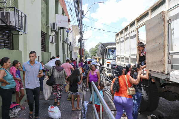 Campesinos levantan carpas ubicadas frente al INDERT - .::RADIO NACIONAL::.