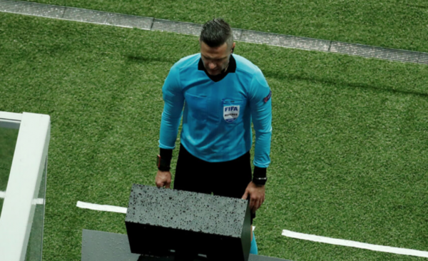 HOY / Titular de FIFA admite que el VAR no se está utilizando de manera correcta