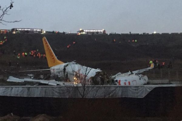 Avión de pasajeros se parte al aterrizar en Turquía, sin causar víctimas - Mundo - ABC Color