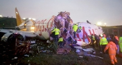 Un avión se parte en tres trozos al aterrizar en Estambul » Ñanduti