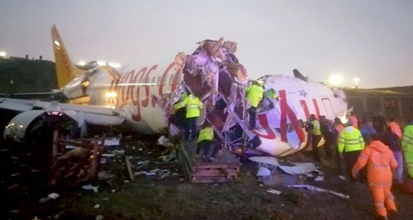 Un avión se parte en tres trozos al aterrizar en Estambul » Ñanduti