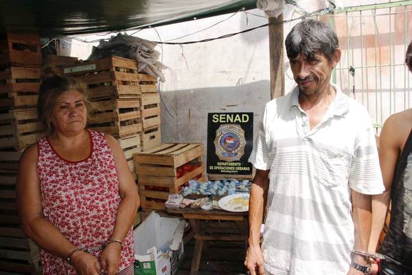 Mujer distribuía drogas desde una frutería del Abasto •
