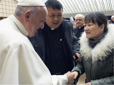 El Papa saludó a la mujer a la que dio un manotazo tras ser agarrado