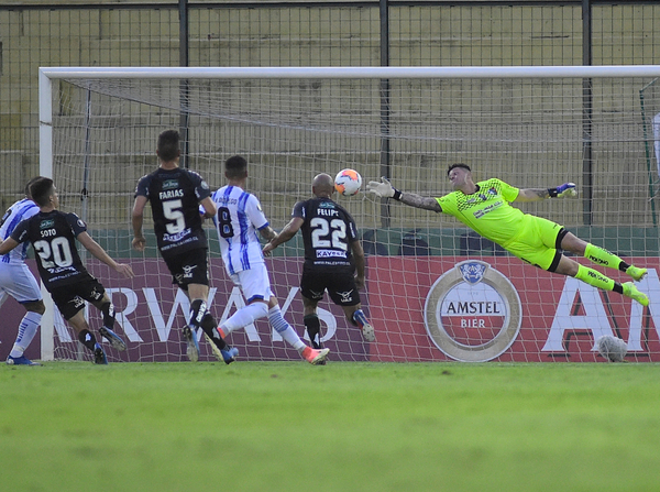 Palestino pellizca importante punto de su visita a Uruguay