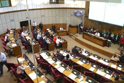 Latorre rechaza que candidatos dispongan de cuentas bancarias