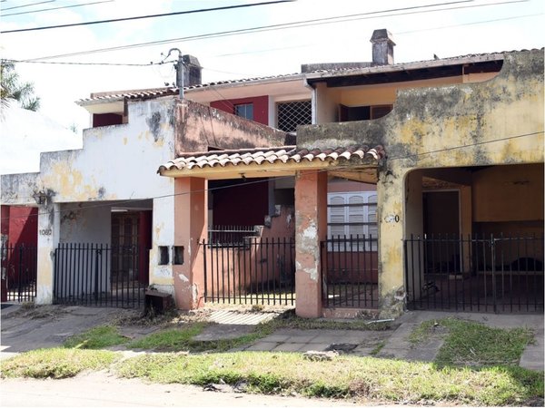Abundan casas abandonadas llenas de basura  y malezas en Asunción