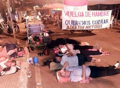 Acampan en la calle en espera de pensión - Interior - ABC Color