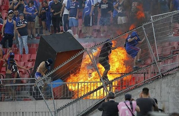 HOY / El fútbol lleva a las gradas la turbulencia de la crisis social en Chile