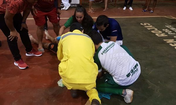Árbitro salva a jugador