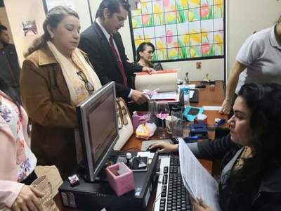 Intendente destituye a abogados de la comuna: Nidia Silvero y Ricardo Romero