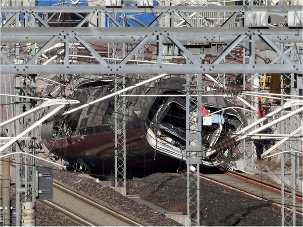 Dos muertos y 27 heridos por el descarrilamiento de un tren en Italia