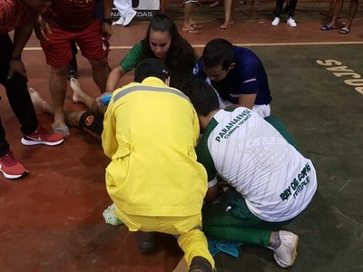 Árbitro salvó la vida de un futbolista en el partido