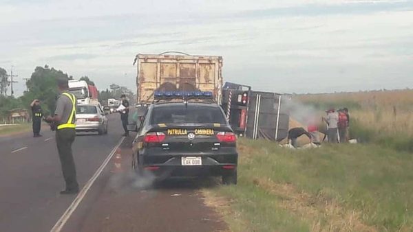 CAMIÓN TRANSPORTADOR DE ARROZ VUELCA SOBRE RUTA 1