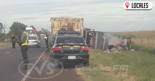 Vuelco de un camión transportador sobre la Ruta PY01