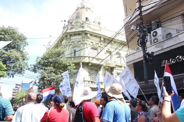 Fisco cedería ante presión de sindicatos