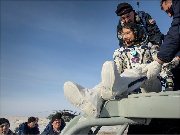 Astronauta regresa a la Tierra tras estar casi un año en el espacio