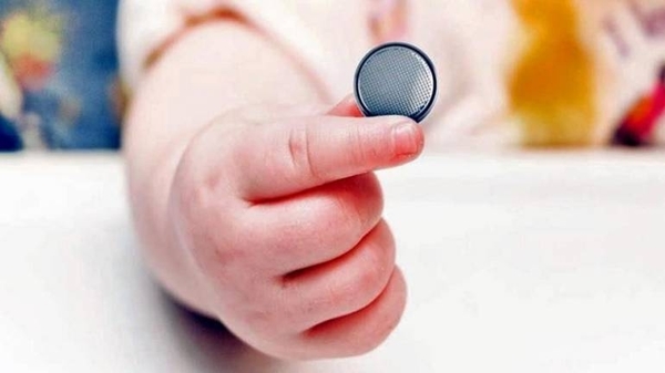 HOY / Creían que tragó una moneda, era una pila y tras cirugía el niño quedó en terapia