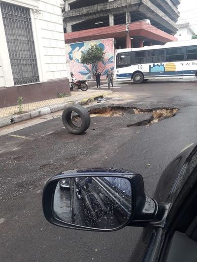 Cráter “reparado” por la Municipalidad de Asunción vuelve a aparecer - Nacionales - ABC Color