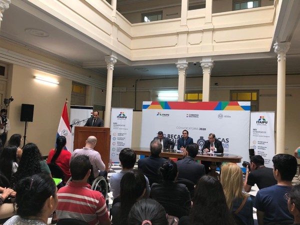 Gobierno apuesta a consolidar su política nacional de becas