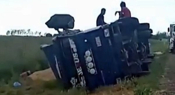 Vuelca camión por desperfecto en ruta | Noticias Paraguay