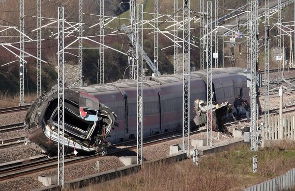 Al menos dos muertos al descarrilar un tren de alta velocidad cerca de Milán - Mundo - ABC Color
