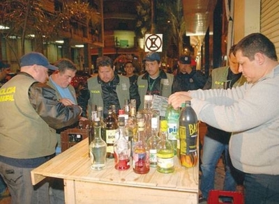 HOY / “No es cacería de brujas”: defienden control a barras de tragos en la vía pública