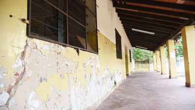 Aulas en malas condiciones y con criaderos