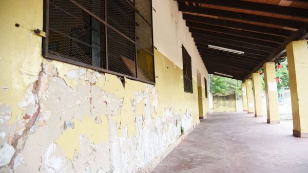 Aulas en malas condiciones y con criaderos
