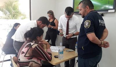 Cae mujer que extorsionó a brasileño