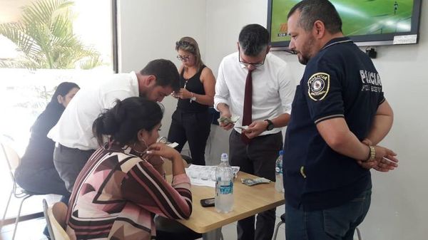 Detienen a supuesta extorsionadora en entrega vigilada - ABC en el Este - ABC Color