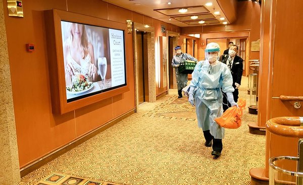 China abre otro hospital mientras ya suman 560 muertos por coronavirus