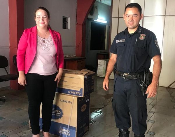 Donan equipo de aire acondicionado a una subcomisaría