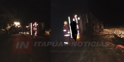 INTENSO TRABAJO DE BOMBEROS VOLUNTARIOS TRAS VUELCO EN CAPITÁN MEZA.