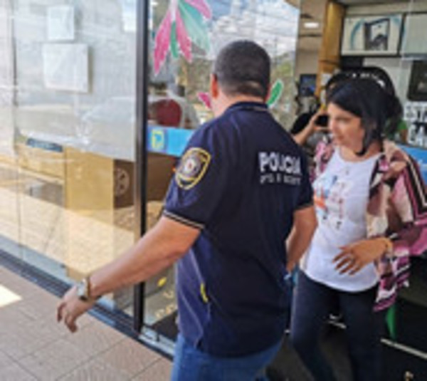 Alto Paraná: Capturan a mujer que habría extorsionado a un hombre - Paraguay.com