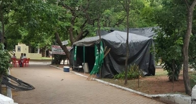 HOY / "Nenecho" ordena despeje de plaza O'Leary tras instalación de carpa campesina