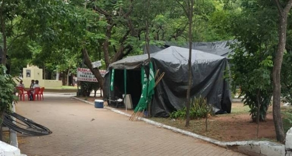HOY / "Nenecho" ordena despeje de plaza O'Leary tras instalación de carpa campesina