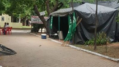 Ordenan desalojar a representantes de la FNC de plaza - Nacionales - ABC Color