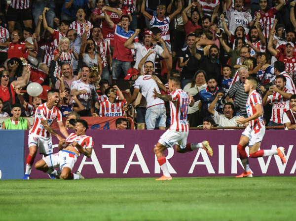 Unión golpea fuerte en la ida ante Mineiro