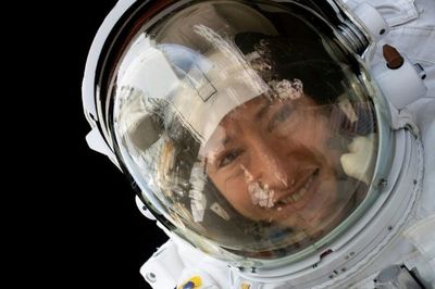 Astronauta de EEUU regresa a la Tierra
